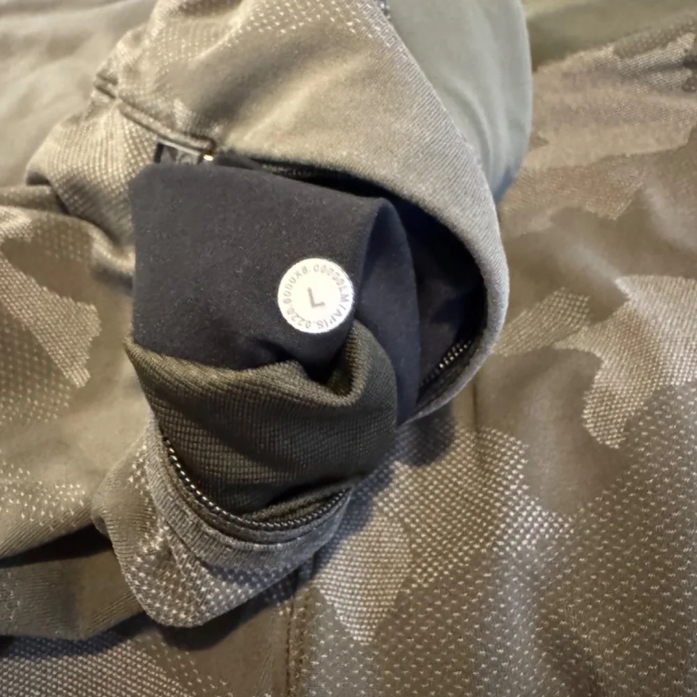 Camo Men's Lululemon Shorts - Picture 6 of 9